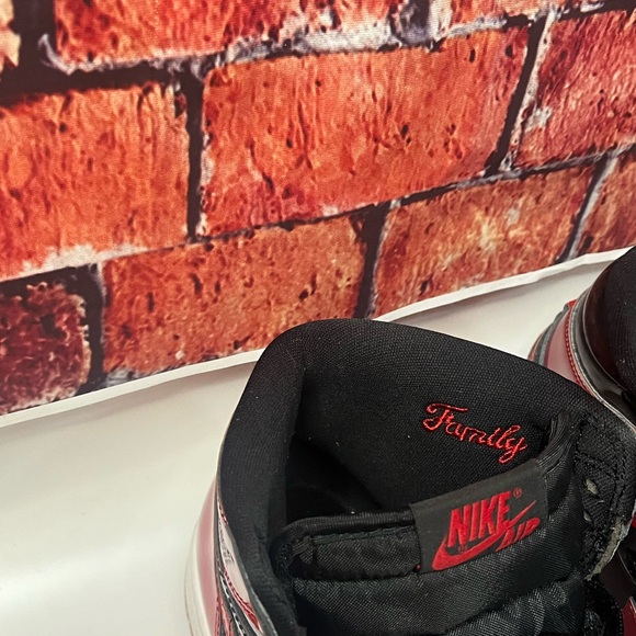 Air Jordan 1 Retro High OG - Picture 3 of 6